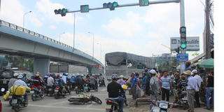 Bất lực  nhìn vợ bị xe tải cán chết