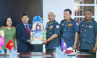 Lãnh đạo tỉnh Kiên Giang thăm và chúc Tết Chol Chnăm Thmây tại Vương quốc Campuchia