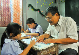 Lớp học tình thương của ông Ba Thời 