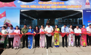 Triển lãm 'Hoàng Sa, Trường Sa của Việt Nam - Những bằng chứng lịch sử và pháp lý' tại Bạc Liêu 