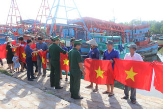 Thiêng liêng lá cờ đỏ sao vàng giữa trùng khơi ngư trường Tổ quốc 