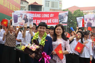 Trường THPT số 1 Lào Cai tưng bừng đón 'cậu bé vàng' đoạt giải quốc tế 