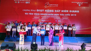 Tôn vinh 73 tấm gương tiêu biểu 'Giọt hồng đất Kiên Giang'