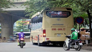 Nhà xe gắn tên Hưng Long ngang ngang nhiên đón trả khách, bốc xếp hàng ngay tại nơi cấm dừng đỗ 