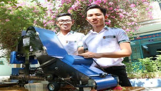 Máy thu gom nông sản tự động của hai nam sinh trung học 