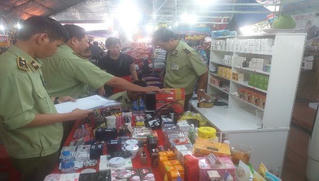 Tạm giữ nhiều lô hàng vi phạm tại Hội chợ triển lãm ở Bạc Liêu