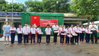 Báo Pháp luật Việt Nam tặng quà cho học sinh huyện Hòn Đất nhân ngày tựu trường