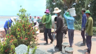 Ấm lòng tổ vá đường từ thiện ở An Giang