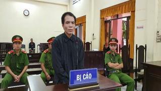 Công an suốt đêm bao vây đầm dưới, kêu gọi tên tù vượt ngục lên bờ đầu thú