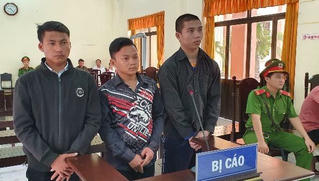 Đập vỡ kính xe người khác để... trả thù cho bạn, nhóm thanh niên vào tù