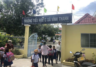 Cô giáo vứt vở học sinh xuống nền gạch bị tạm đình chỉ đứng lớp