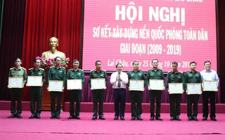 Tôn vinh tập thể, cá nhân có thành tích xuất sắc trong xây dựng nền quốc phòng toàn dân ở Lai Châu