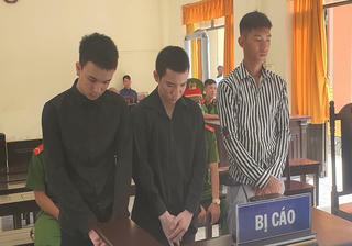 Nhóm thanh niên chia nhau 8 năm tù vì cướp giật tài sản của du khách nước ngoài