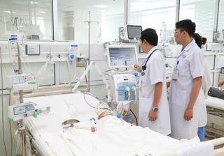 BVĐK Phú Thọ cứu trẻ 3 tháng tuổi viêm phổi suy hô hấp nặng do chữa bệnh bằng thuốc nam