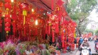 Náo nhiệt thị trường đồ trang trí tết