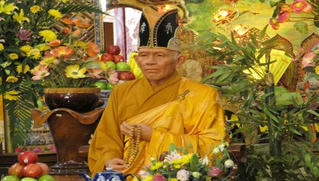 Ánh hào quang và xá lợi toàn thân của vị thánh tăng trong ngôi chùa ve chai