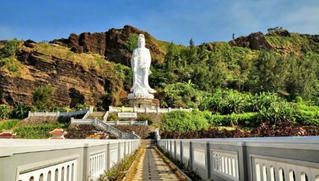 Chùa Đá trời sinh trên đảo Lý Sơn 