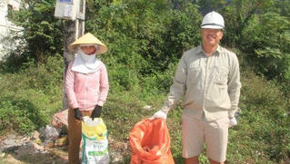 Bỏ ngoài tai đàm tiếu, vợ chồng trẻ “rỗi hơi” tự nguyện đi nhặt rác 