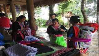 Cùng em xuống chợ Sin Suối Hồ