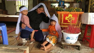 Cảm thương thai phụ tay bồng, tay dắt con thơ chịu tang chồng 