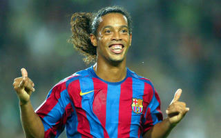 "Vũ công huyền thoại" Ronaldinho nhảy lạc nhịp?