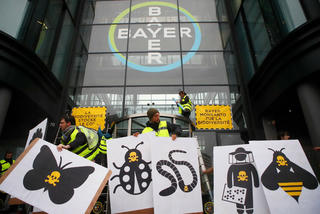 "Bóng ma" bê bối vẫn chưa buông tha Bayer 