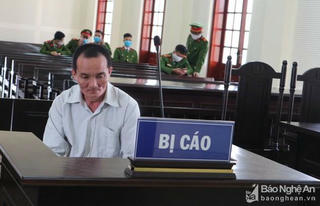 Thiếu phụ trẻ lủi thủi dắt con tiễn chồng vào trại giam