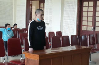 Cám cảnh cha lặn lội vượt 300 cây số tiễn con vào tù