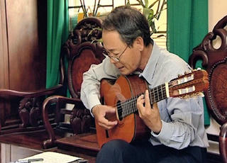 Đi tìm bóng hồng trong “Thu, hát cho người” của “Nhà Kim Dung học Việt Nam“