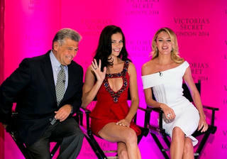 Nhìn lại những bê bối tình dục khiến đế chế Victoria’s Secret sụp đổ