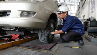 Hoạt động đăng kiểm xe: Khi phía trước tay lái là sự sống
