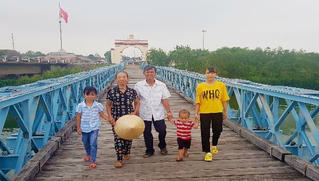 Chuyện về đám cưới đầu tiên qua cầu Hiền Lương ngày thống nhất