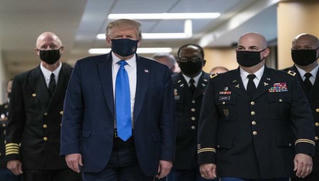 Giữa “tâm bão” Covid-19, ông Trump bất ngờ xoay chiều   