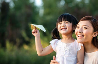 Muốn đưa con riêng ra nước ngoài, phải xin phép chồng cũ