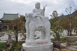 La Hán Kháng Môn – Dùng cây chổi Phật Pháp quét sạch uế trược trong tâm hồn