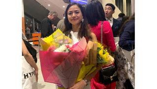 Cô gái lọ lem sống dựa vào bãi rác trở thành nữ thủ khoa xinh đẹp
