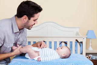 Chồng ngang nhiên đứng ra khai sinh, còn định chuyển hộ khẩu và đón con riêng về nuôi