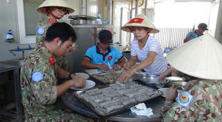 Những “anh nuôi” trổ tài nấu món ngon thuần Việt tại Nam Sudan