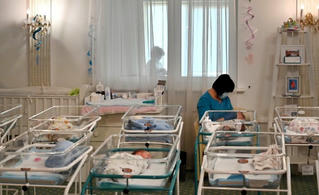 Thấp thỏm vì thuê người mang thai hộ giữa đại dịch