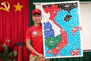 Bản đồ chữ S được làm từ 509 chiếc nắp vỏ chai giữa nắng gió châu Phi