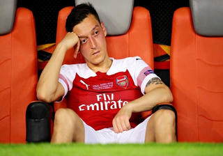 Mesut Ozil sẽ đi đâu, về đâu khi phải “ngồi chơi xơi nước”