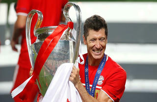 Thế giới bóng đá nợ Lewandowski một quả bóng vàng