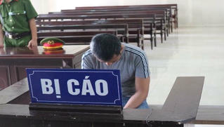 Bi hài chuyện tên cướp bị tóm vì xe máy hỏng phải dắt bộ bỏ chạy