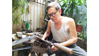 Nghệ nhân dành trọn đam mê với nghề làm dép lốp cao su