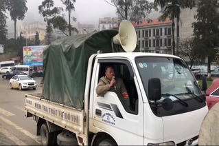 Cần hành động để chấm dứt cảnh trẻ nhỏ bị bắt đi ăn xin, bán hàng rong giữa cái rét cắt da thịt ở Sa Pa