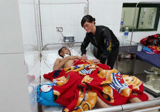 Vợ nghỉ việc chăm chồng sống thực vật sau khi kẻ gây tai nạn bỏ chạy