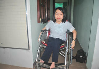 Cô giáo khuyết tật dạy tiếng Anh miễn phí cho học trò nghèo xứ Quảng 