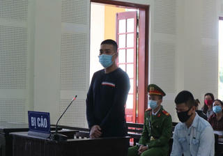 Nỗi lòng của người phụ nữ bế cháu đến tòa để “tiễn” con rể vào tù