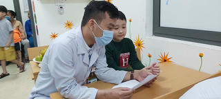 Mở lớp học “chắp cánh ước mơ”để các em nhỏ đi chữa bệnh mà không quên kiến thức