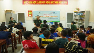 Thầy giáo mang quân hàm xanh 17 năm “cõng” chữ xóa mù cho trẻ em phố biển